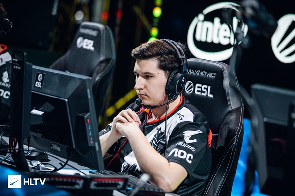 韩轶透露：[ xiye ]将在传奇杯结束后重新加入[ Top Esports ]担任教练。